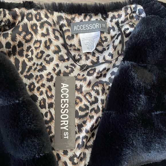 Women’s high quality faux fur vest lined in silky leopard print - Picture 2 of 2